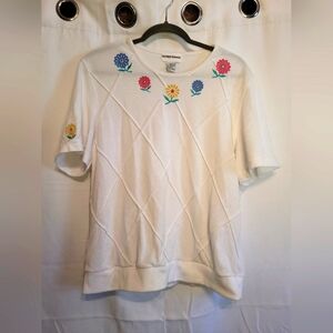 Alfred Dunner white short sleeve shirt size xl with cute flower detail.